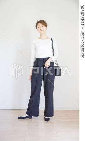 Women's spring clothes fashion coordination whole body (vertical) Women's spring clothes fashion coordination whole body (vertical) 114229206