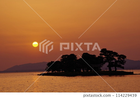 Lake Shinji, sunset on Yomegashima Island Lake Shinji, sunset on Yomegashima Island 114229439