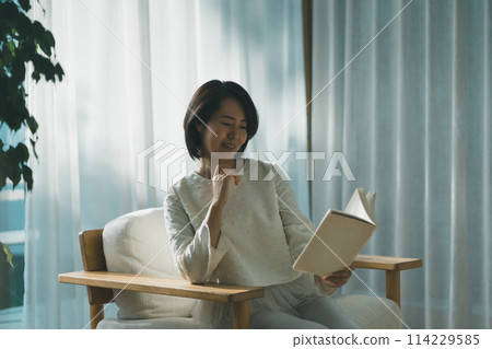 reading, female, females 114229585