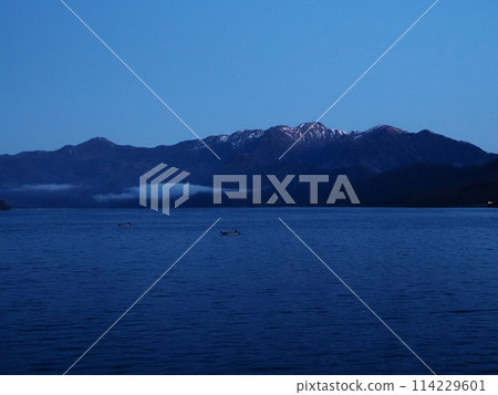 黎明前的中禪寺湖和日光白根山 1 114229601