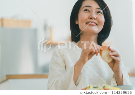 早餐 女生 女孩 114229636