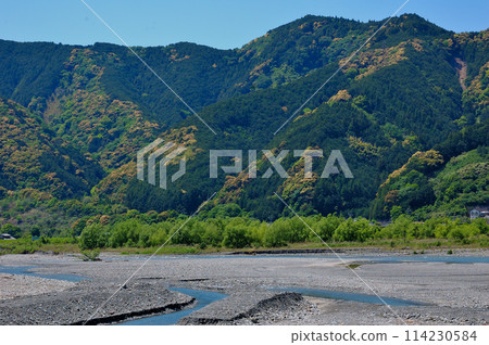 The flow of the Abe River and the scenery of the satoyama on the outskirts of Shizuoka City 114230584