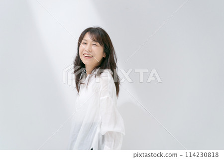 穿白襯衫的中年婦女 114230818