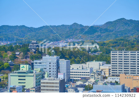 鳥瞰島根縣松江市的街景（松江城、殿町、清新的青山等） 114230922