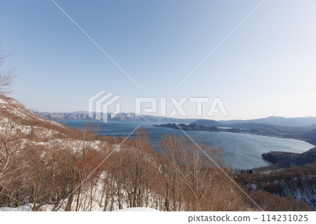 View of Lake Towada in winter from Shimeitei Observatory (Kazuno, Akita Prefecture) View of Lake Towada in winter from Shimeitei Observatory (Kazuno, Akita Prefecture) 114231025
