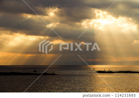 江之島的海上日落，天使的天梯 114231693