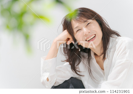 Middle-aged woman in a white shirt 114231901