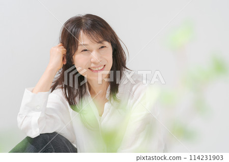 穿白襯衫的中年婦女 114231903