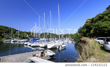 停泊在遊艇港的遊艇（神奈川縣三浦市油坪） 114232121