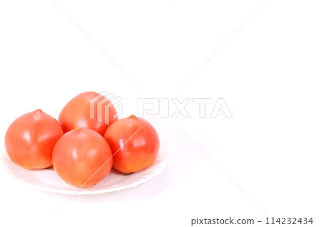明亮背景中的 4 個中等大小的西紅柿 明亮背景中的 4 個中等大小的西紅柿 114232434