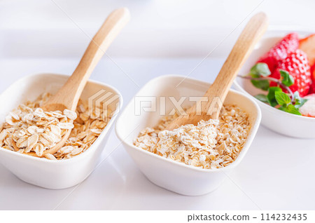 用湯匙舀出燕麥片 114232435