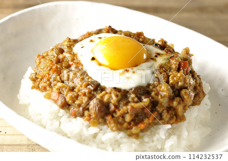 Keema 咖哩配蛋黃和焦奶酪 114232537