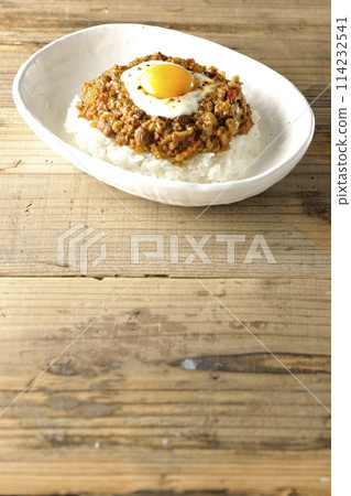 Keema curry topped with egg yolk and burnt cheese 114232541
