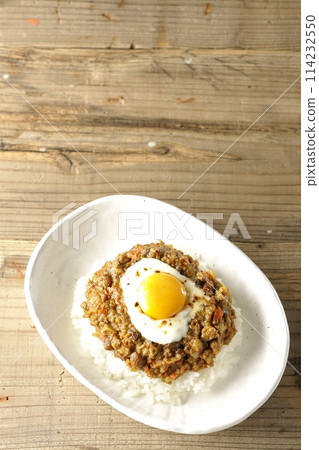 Keema 咖哩配蛋黃和焦奶酪 114232550