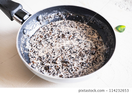 Mushroom cream sauce Mushroom cream sauce 114232653