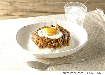 Keema curry topped with egg yolk and burnt cheese 114232663