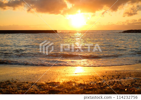 2023 年 10 月 26 日在逗子/葉山森戶海岸的日落 114232756