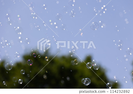 漂浮在藍天的泡影 漂浮在藍天的泡影 114232892