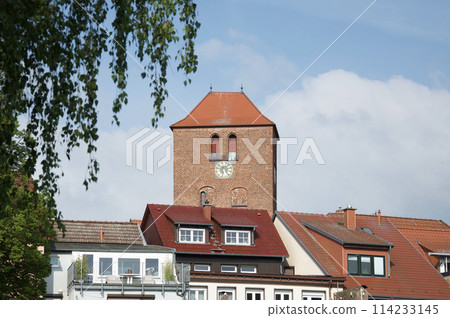 從德國瓦倫(米里茨)中部的湖上看新哥德式聖喬治教堂 從德國瓦倫(米里茨)中部的湖上看新哥德式聖喬治教堂 114233145