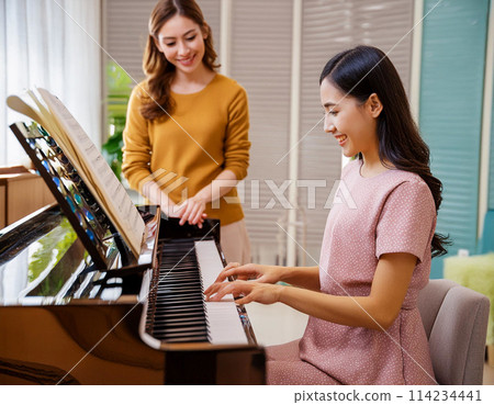 練習鋼琴的女士和一名30多歲的女教練1 練習鋼琴的女士和一名30多歲的女教練1 114234441