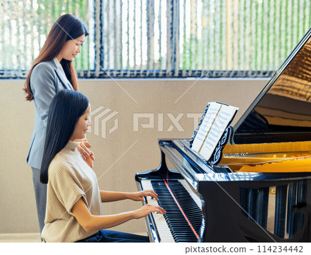 一個練鋼琴的女人和一個30多歲的女教練2 一個練鋼琴的女人和一個30多歲的女教練2 114234442