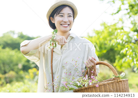 摘花的女人 114234913