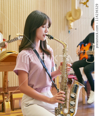 與一位演奏中音薩克斯風的女士進行電吉他演奏_電貝斯 1 與一位演奏中音薩克斯風的女士進行電吉他演奏_電貝斯 1 114236329