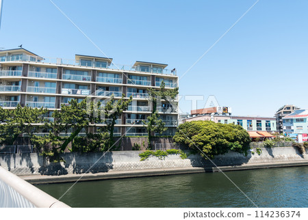 從神奈川縣藤澤市片瀨江之島站附近的堺川片瀨橋眺望，春日晴朗的天空 114236374