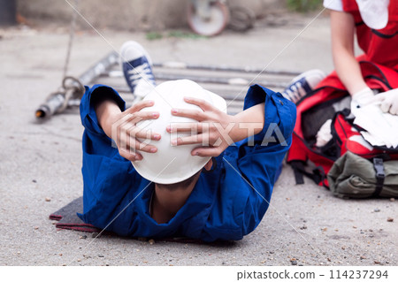 First aid after workplace accident First aid after workplace accident 114237294