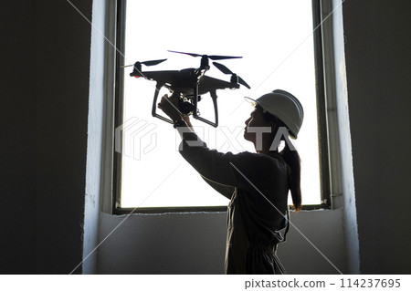 年輕女工在室內操作無人機 114237695