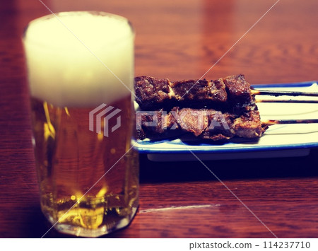  烤雞肉串和啤酒 114237710