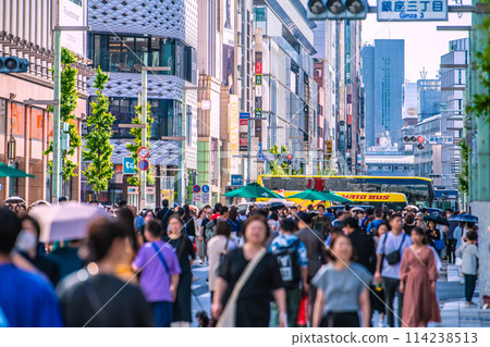 日本東京市容入境旅遊復興...黃金周銀座步行天堂擠滿外國遊客=5月5日 114238513