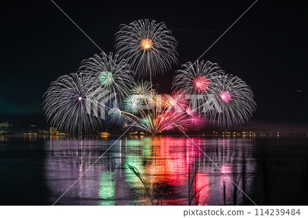 五彩繽紛的煙火和湖面的倒影 五彩繽紛的煙火和湖面的倒影 114239484