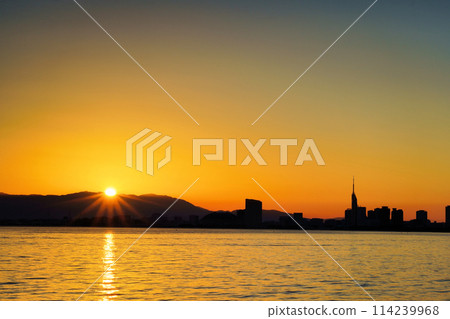 Sunrise in Fukuoka City 114239968