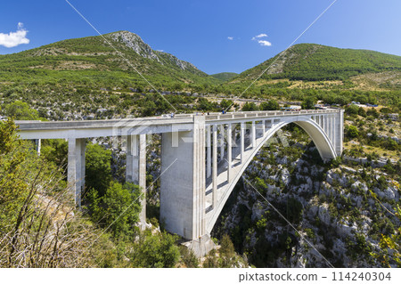 Pont de l'Artuby bridge, Canyon of Verdon River (Verdon Gorge) in Provence, France 114240304