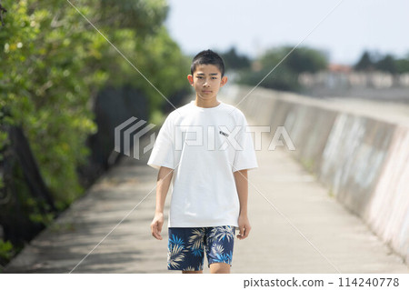 沿著海邊散步的男孩 114240778