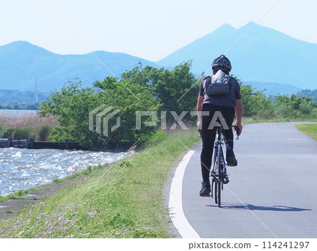 築波霞浦林林路上騎腳踏車的人 114241297