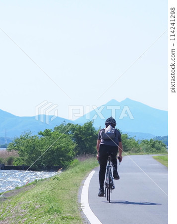 築波霞浦林林路上騎腳踏車的人 114241298