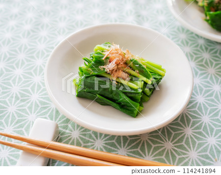 Triple-leaf dipping 114241894