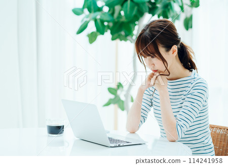 一個在咖啡館工作的女人。 114241958