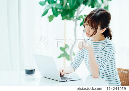 A woman working in a cafe. 114241959