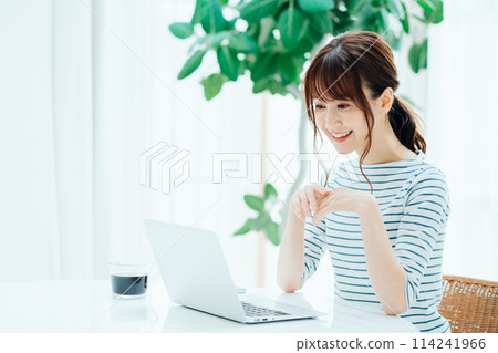 一個在咖啡館工作的女人。 114241966