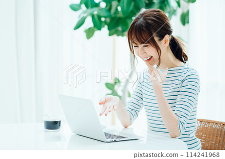 一個在咖啡館工作的女人。 114241968