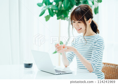 一個在咖啡館工作的女人。 114241969