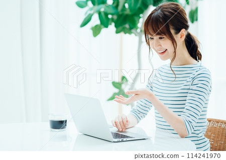 一個在咖啡館工作的女人。 114241970