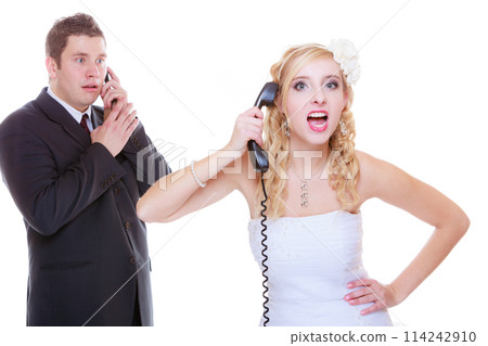 Groom and bride calling to each other Groom and bride calling to each other 114242910