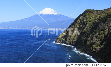 從閃閃發光的山丘看到橫跨駿河灣的富士山(冬季/白雪皚皚) 從閃閃發光的山丘看到橫跨駿河灣的富士山(冬季/白雪皚皚) 114244870