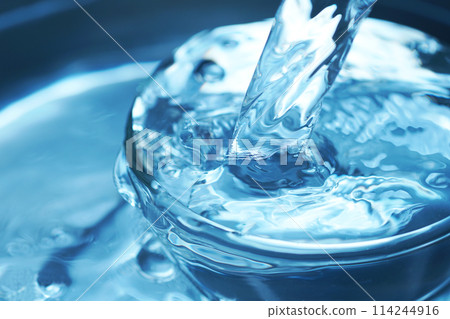 水強力落入玻璃杯中 水強力落入玻璃杯中 114244916