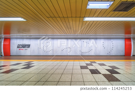 [Shibuya, Tokyo] A bulge is written on the poster for the Netflix movie "City Hunter." 114245253