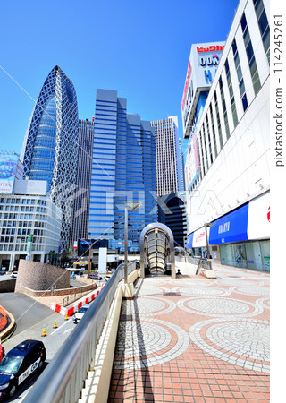 東京、新宿副中心、公車站及建築群風景 東京、新宿副中心、公車站及建築群風景 114245261